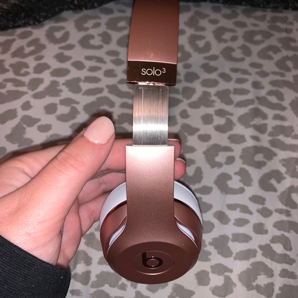 Apple Rosegold Beats Solo3 Wireless Headphones - Picture 6 of 16